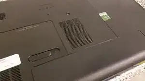 Schiebe den Hebel einfach in die entgegengesetzte Position, und der Akku wird nach oben gehoben. Fasse ihn und ziehe ihn heraus.