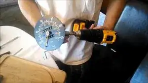 Hier ist ein Video des Testvorgangs. Beachte, dass der Kilometerzähler schon repariert ist und funktioniert.