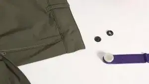 Untertritt: An der Position des alten Knopfloches den neuen Druckknopf anlegen und ggf. mit Kunststoffhalter fixieren. Mit einigen kräftigen Hammerschlägen die beiden Teile fest vernieten.