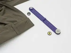 Wie bringe ich einen Vaude Druckknopf an?