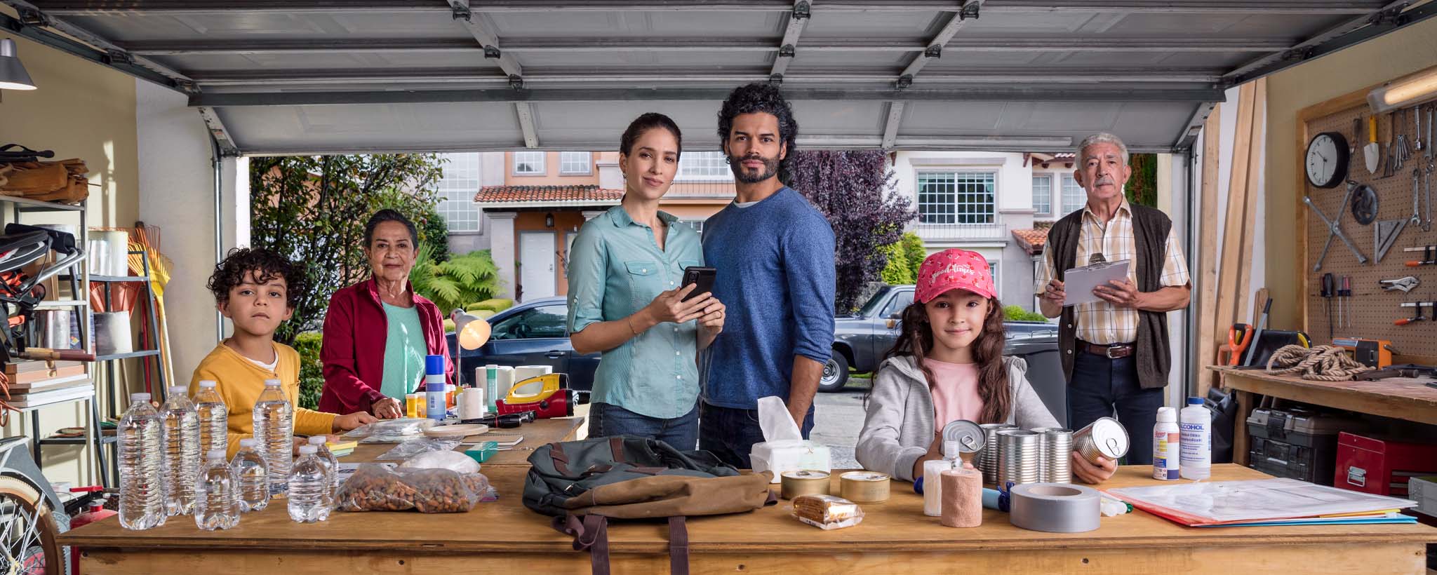 una familia haciendo un kit de suministros de emergencia